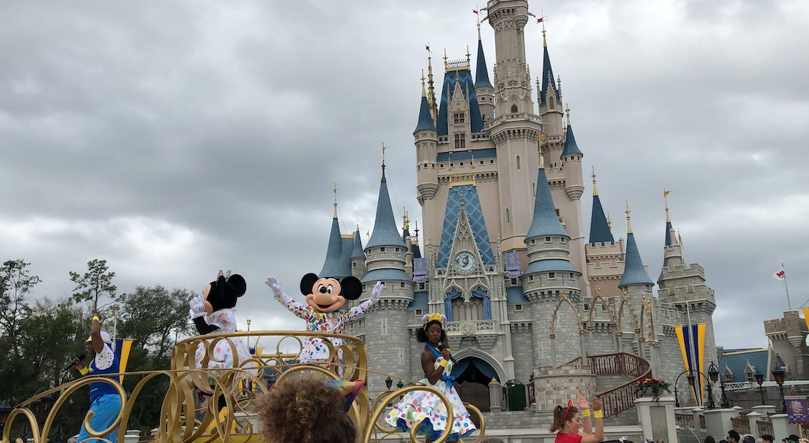 Castelo da Cinderela com o Mickey e a Minnie durante um dos desfiles