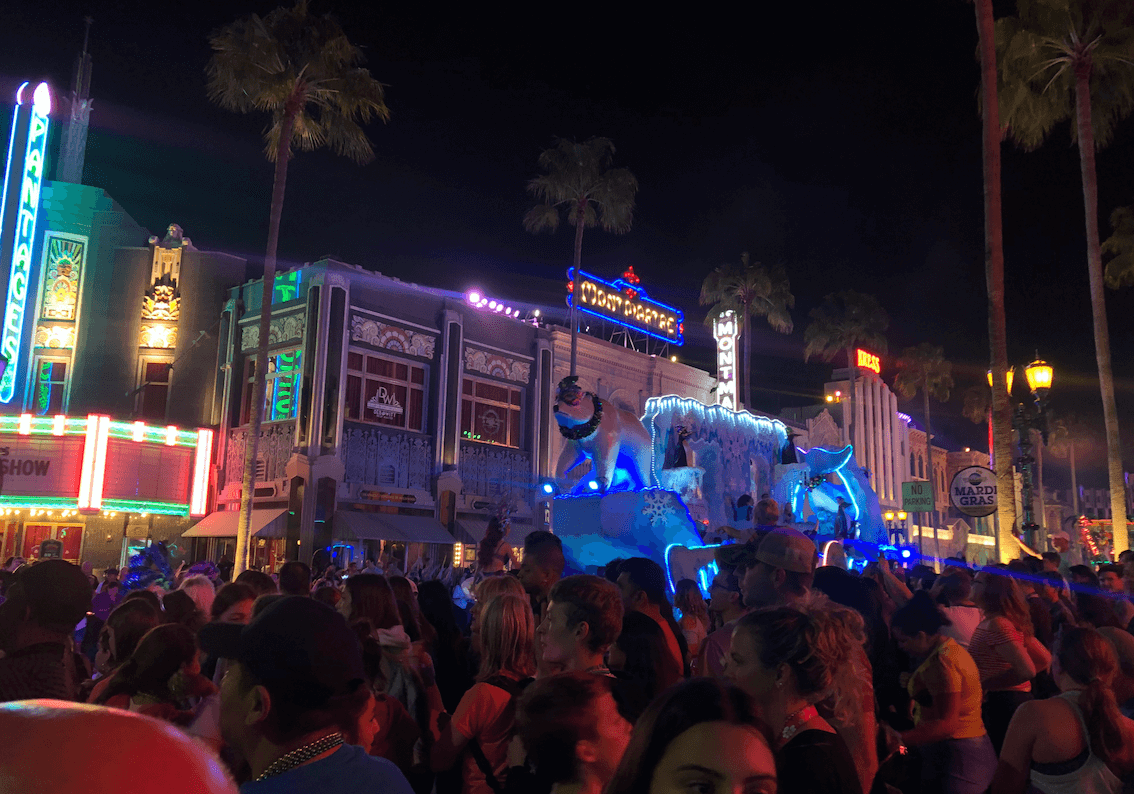 carro alegórico no desfile de Mardi Gras da Universal Studios