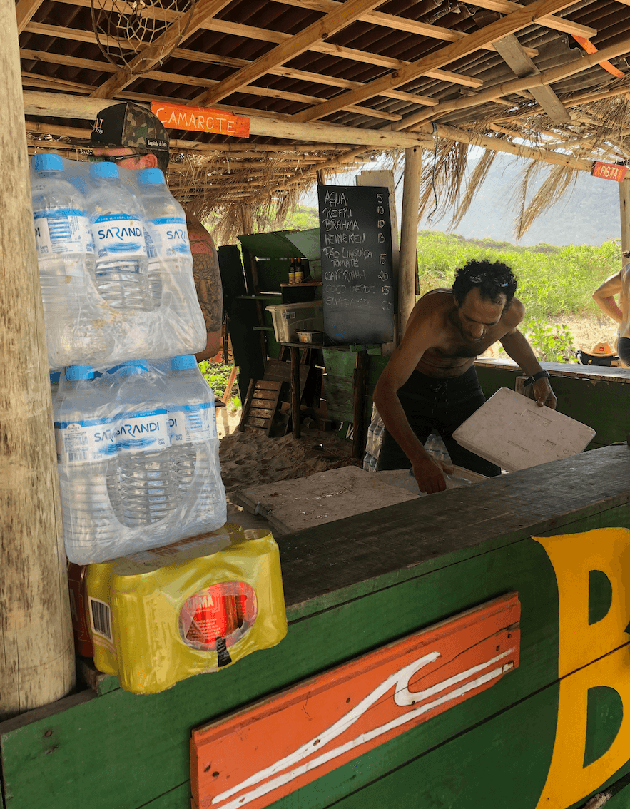 Barraquinha que vende água de côco, água e cerveja na praia da Lagoinha do Leste