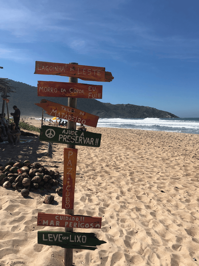 Praia da Lagoinha do Leste em Florianópolis com placas