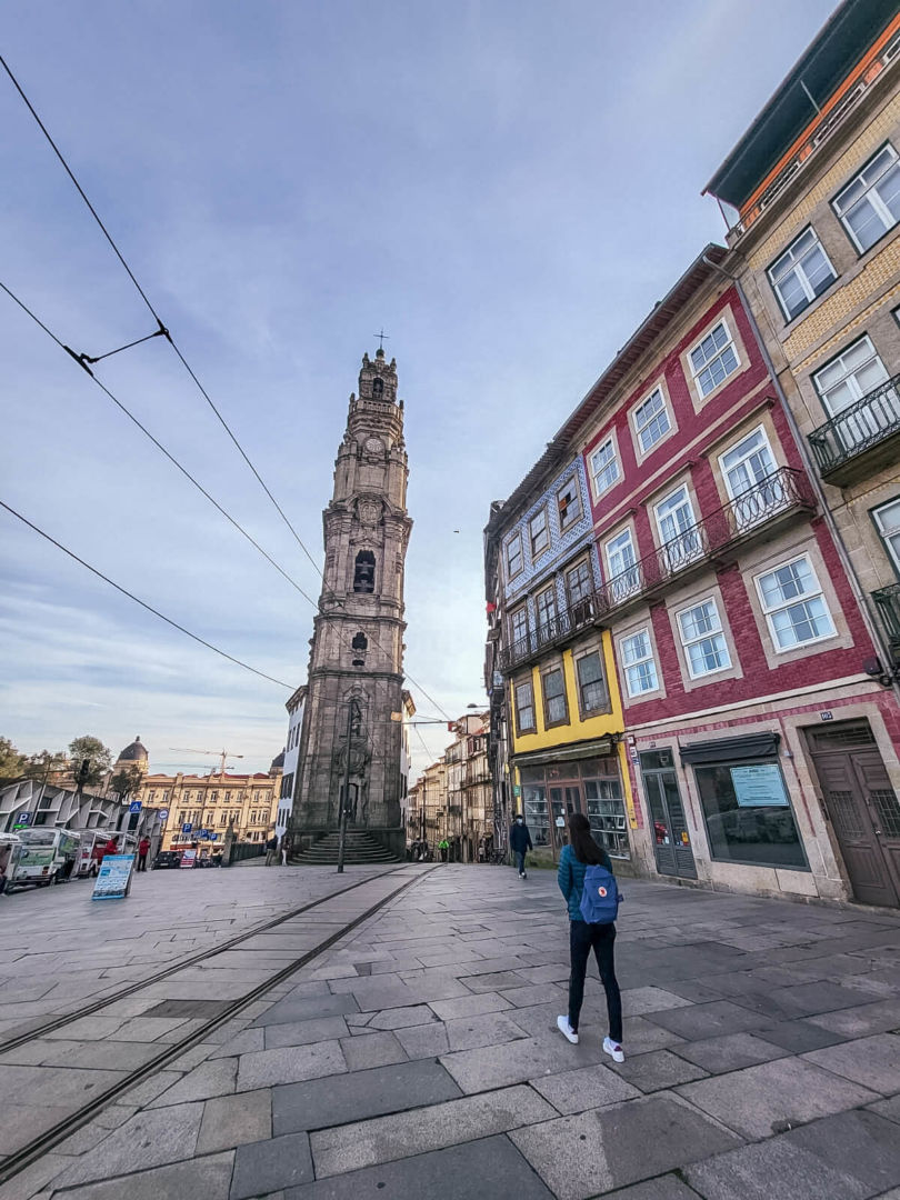 foto em Porto, em frente a torre dos Clérigos e aos prédios coloridos