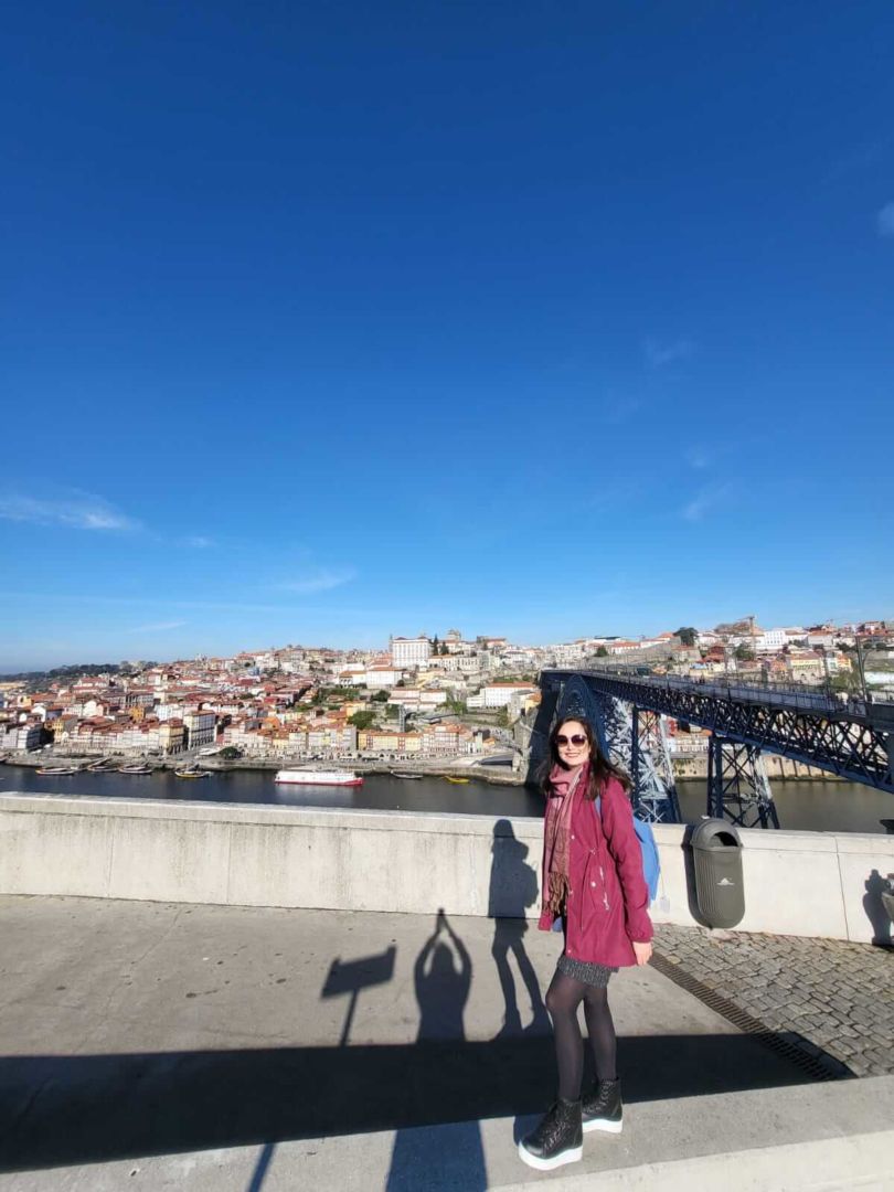 Em Vila Nova de Gaia com a ponte D. Luis ao fundo em Porto, Portugal