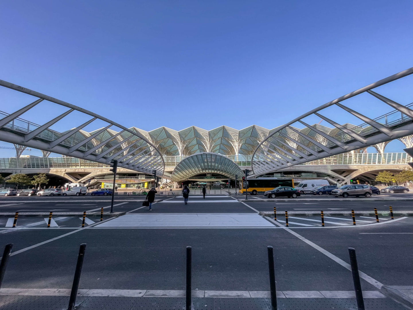 Imagem simétrica da Estação Oriente em Lisboa.