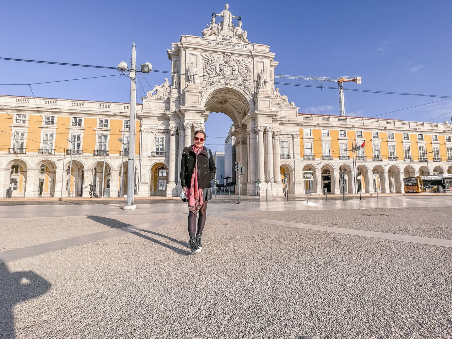 Praça do Comércio em Lisboa, em frente ao Arco da Rua Augusta. Céu azul e ninguém ao redor