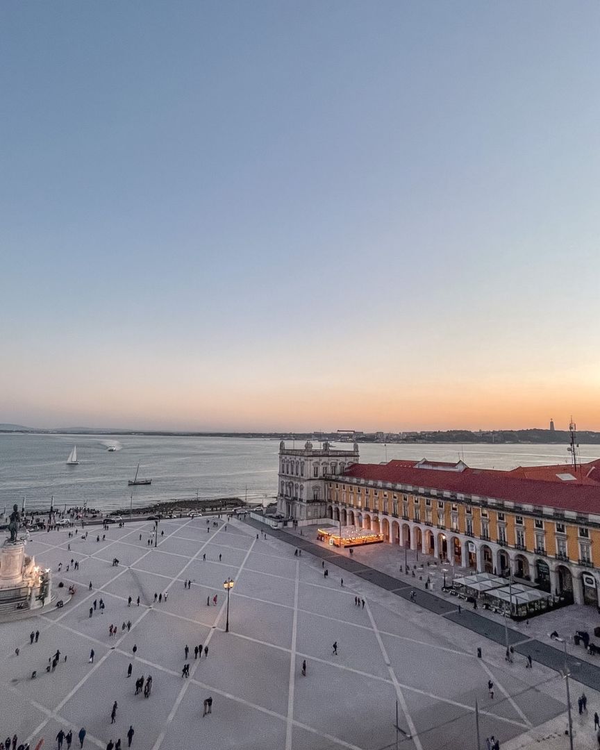 vista de cima da Praça do Comércio no pôr-do-sol em Lisboa