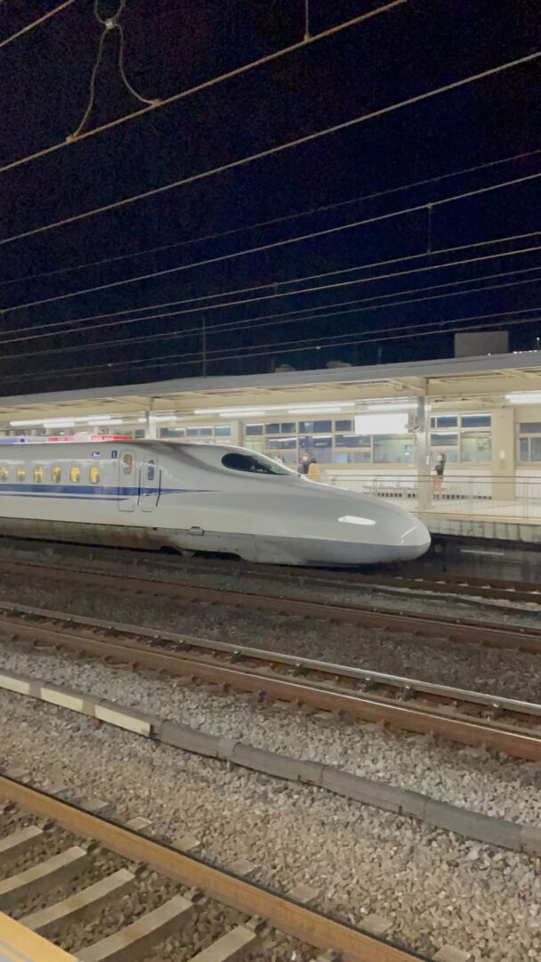 trem-bala chegando na estação no japão à noite