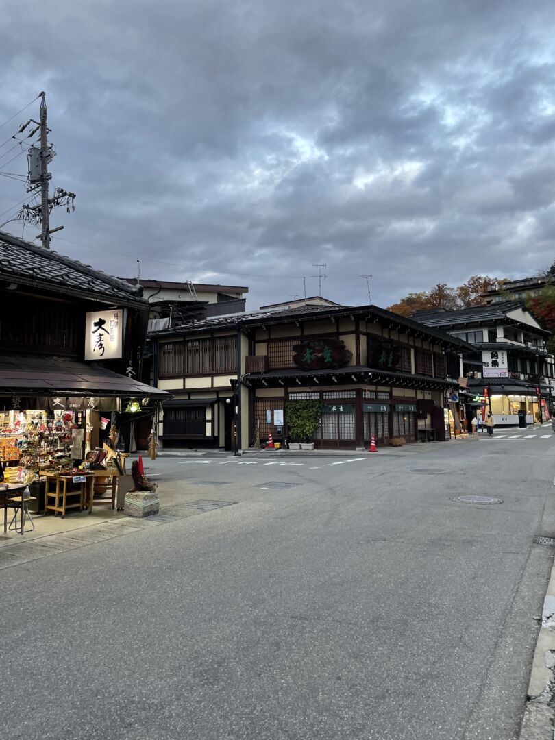 Foto anoitecendo em uma rua de Takayama, com as casas históricas de dois andares.