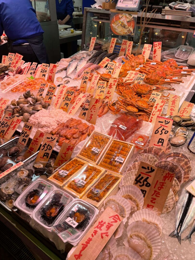 uma barraquinha de comida com os alimentos expostos no Nishiki Market