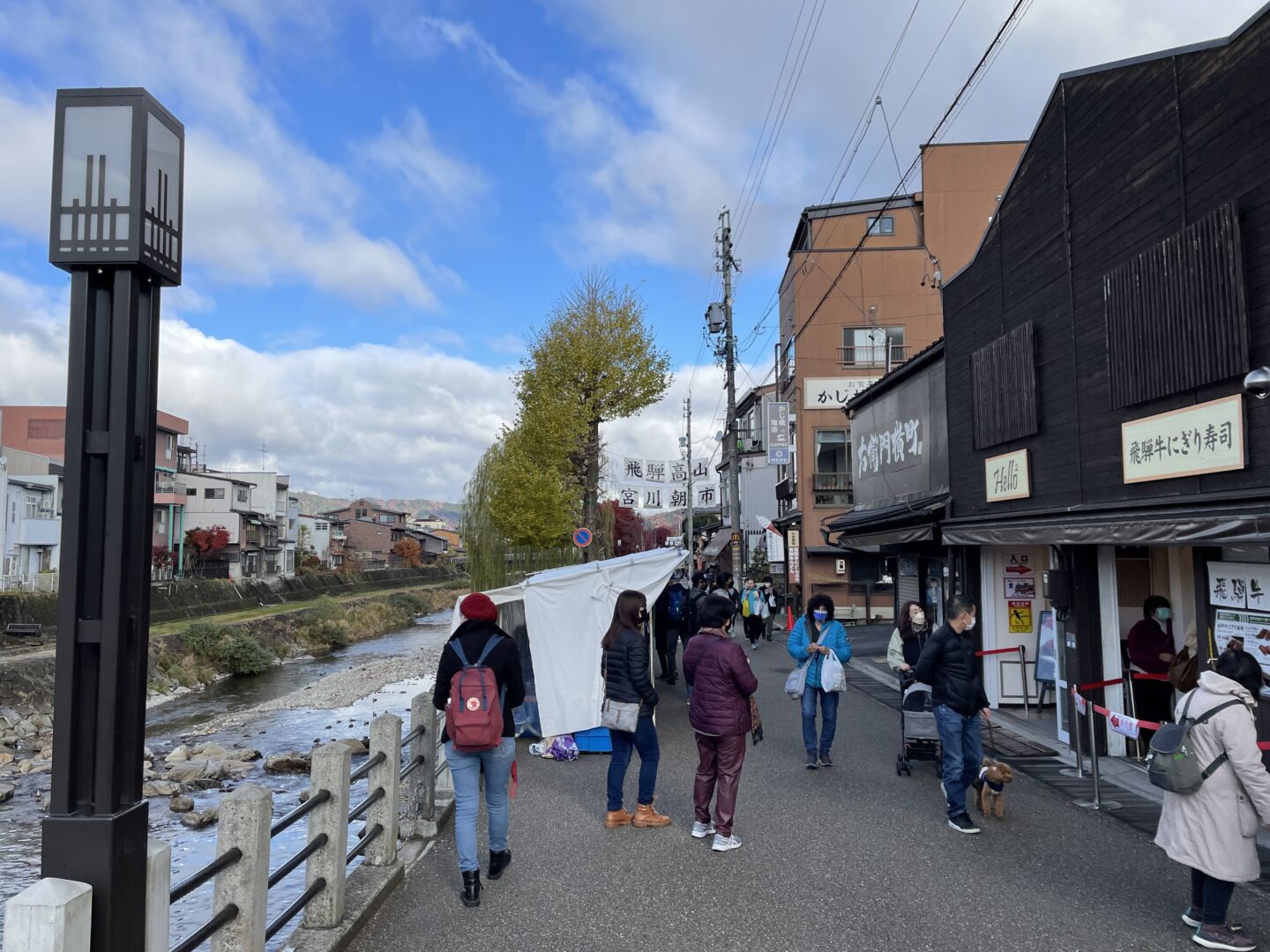 à esqueda da foto, o rio de Takayama e em frente, o mercado de rua e as lojinhas da cidade.