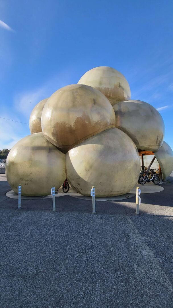 cobertura em bolhas de acrílico dourado para bicicletário