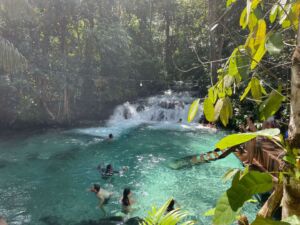 Cachoeira do formiga: águas cristalinas e azuis.