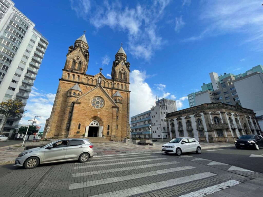 catedral de pedra ao lado do prédio da prefeitura