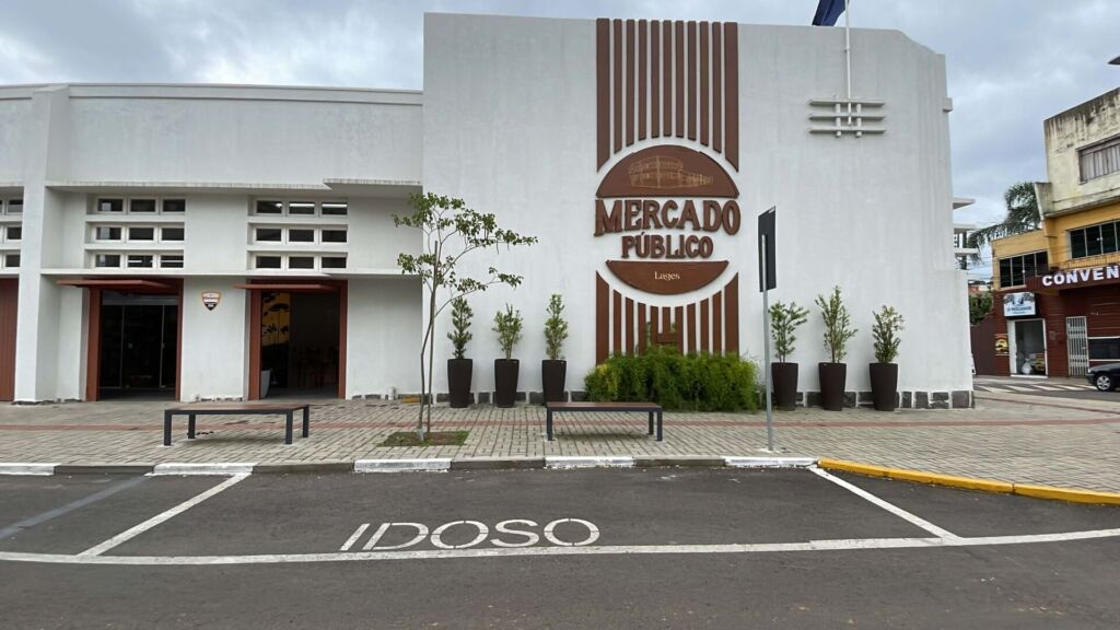 Frente do Mercado Público de Lages em estilo art decorações