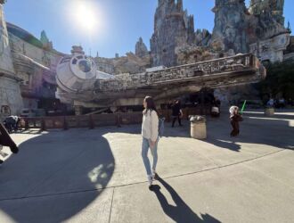 area do star wars na disney, em frente à millenium falcon