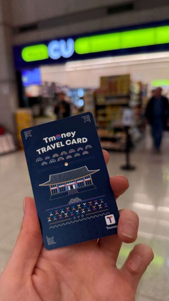 foto do T-money, o cartão de transporte em Seoul. Ao fundo, desfocado, está a loja de conveniência onde comprei.